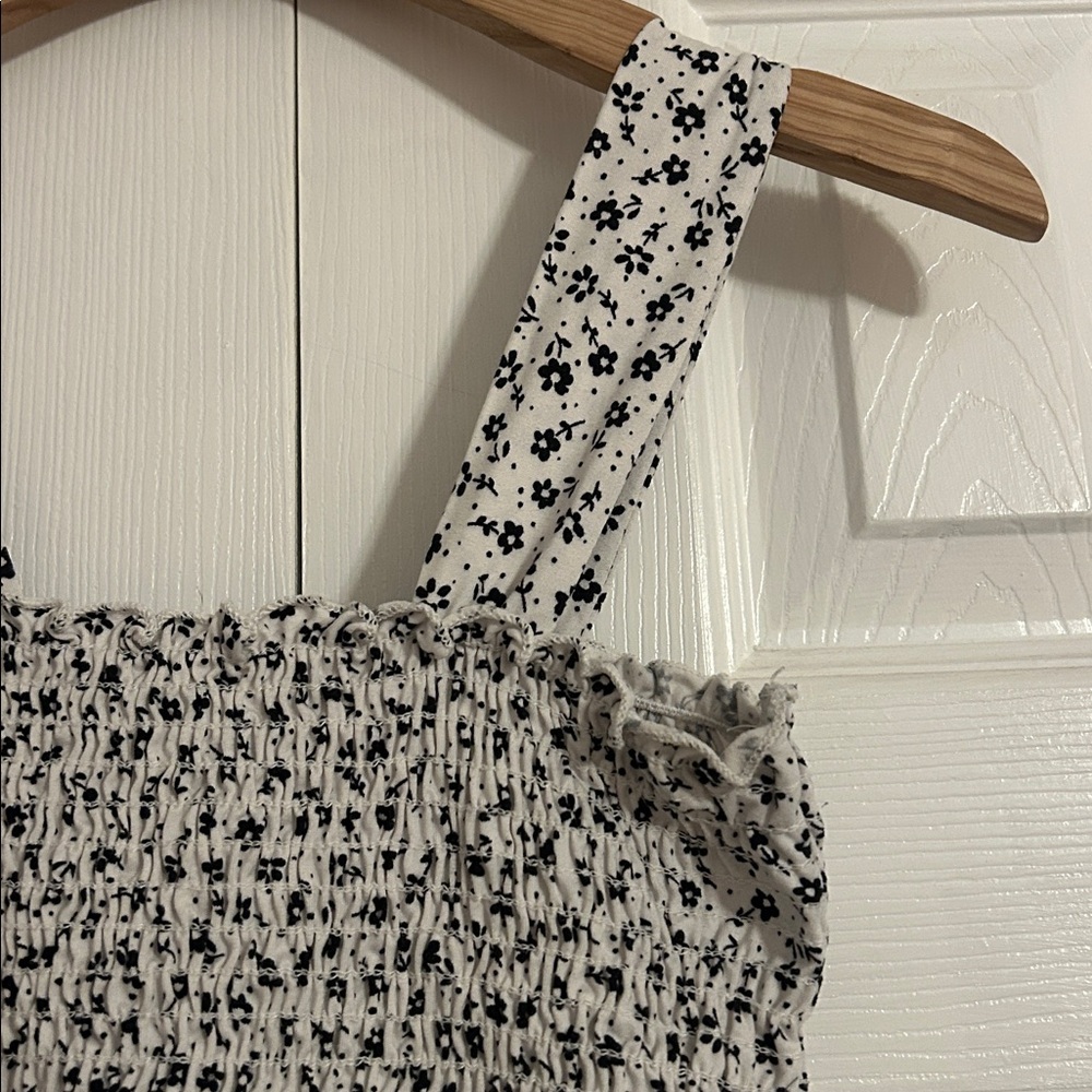 Urban Outfitters Black and White Floral Smocked Crop Top - Picture 2 of 5